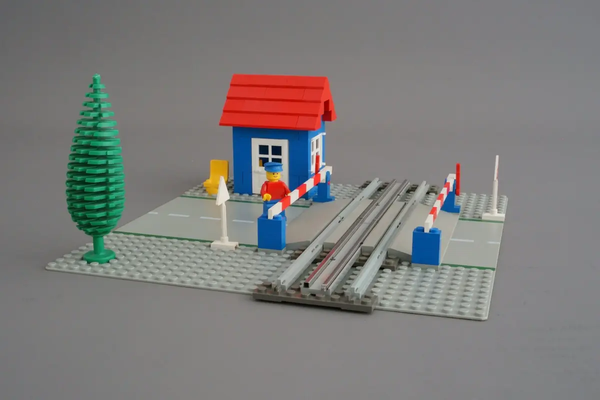 LEGO Trains 7834 Level Crossing set, image 13