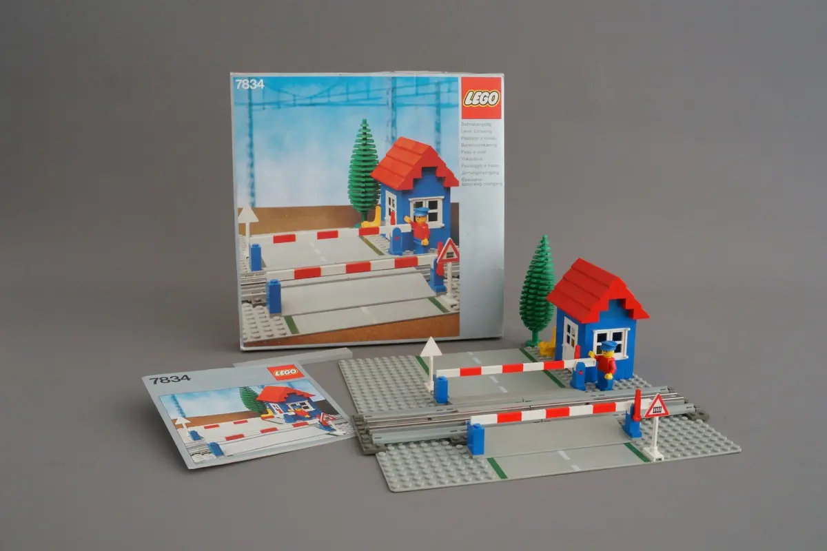 LEGO Trains 7834 Level Crossing set, image 3