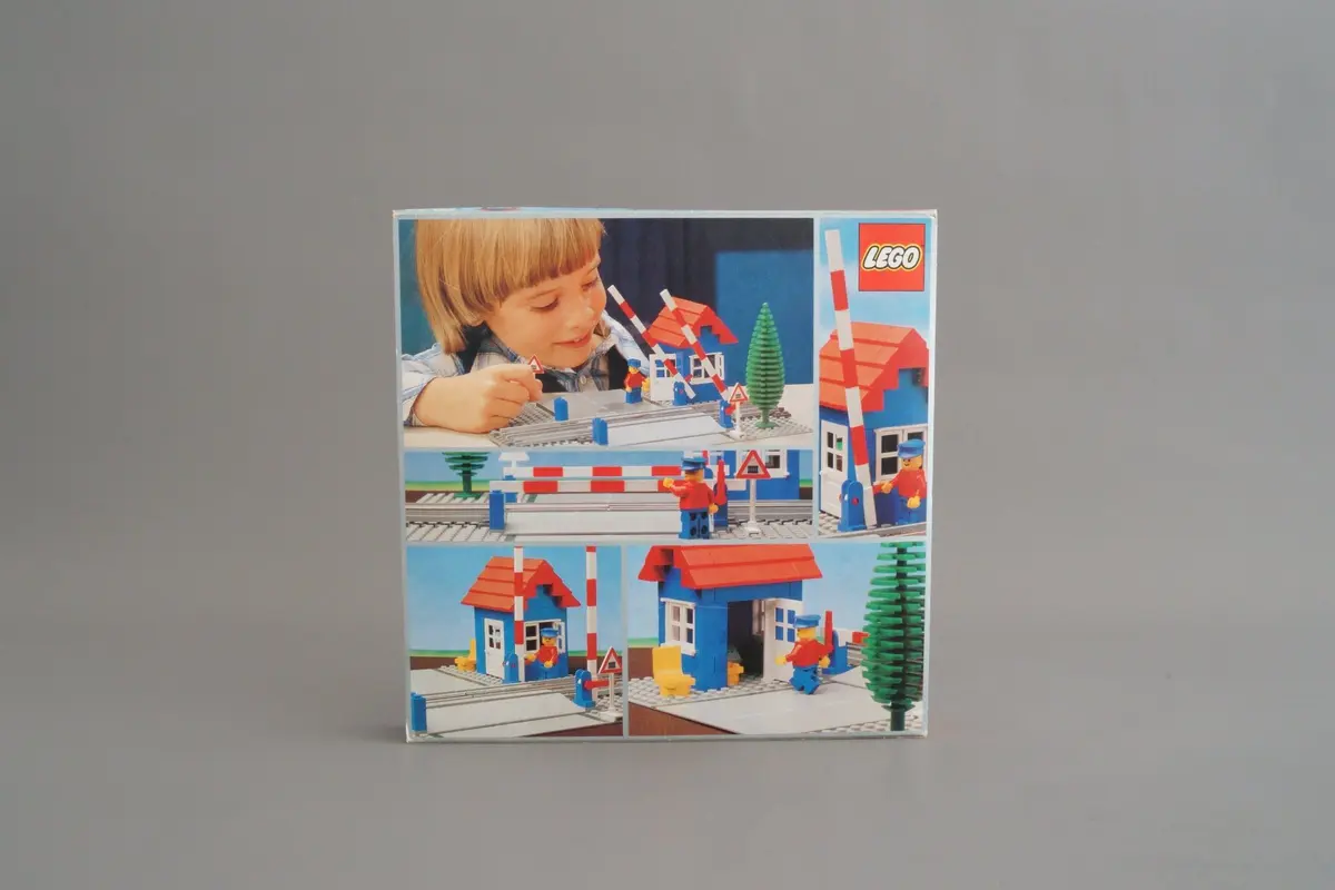 LEGO Trains 7834 Level Crossing set, image 5