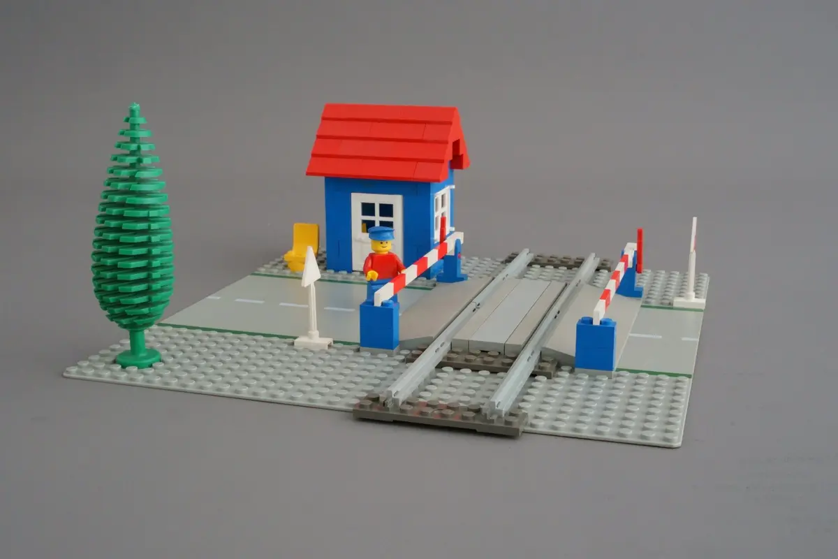 LEGO Trains 7834 Level Crossing set, image 12