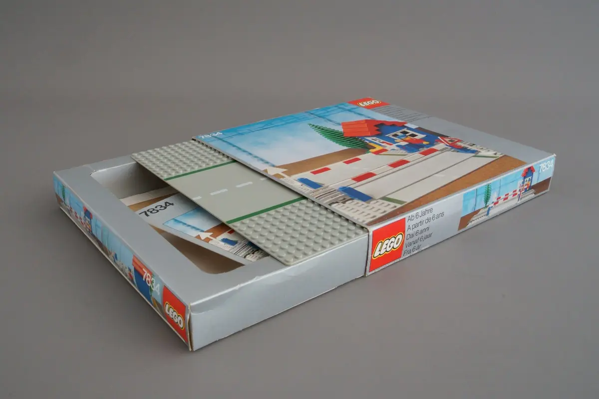 LEGO Trains 7834 Level Crossing set, image 7
