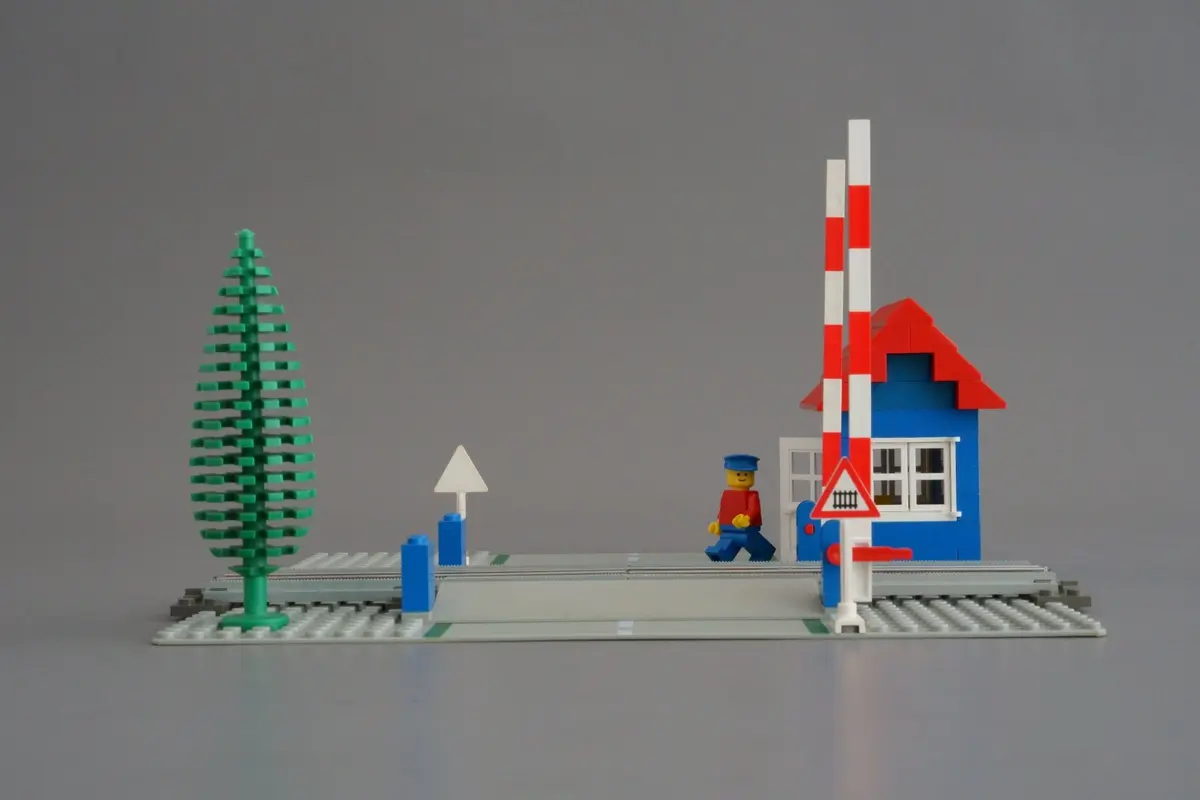 LEGO Trains 7834 Level Crossing set, image 9
