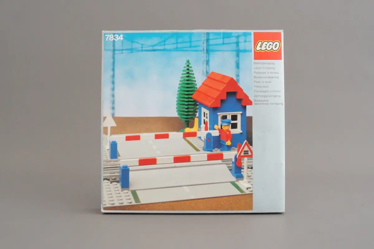LEGO Trains 7834 Level Crossing set, image 4