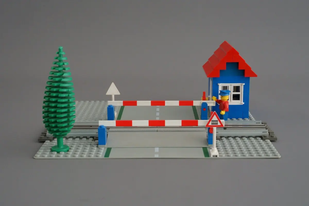 LEGO Trains 7834 Level Crossing set, image 8