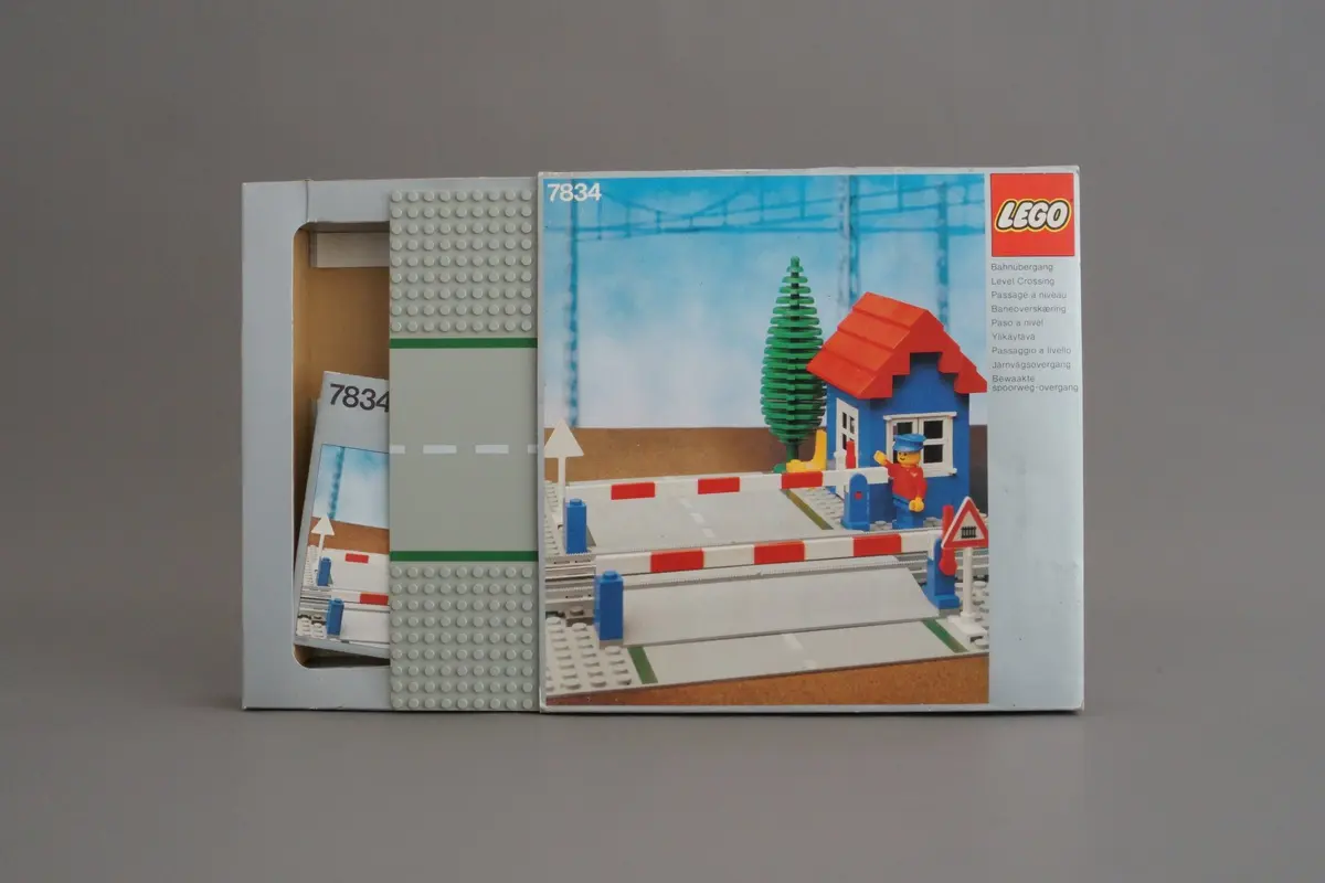 LEGO Trains 7834 Level Crossing set, image 6