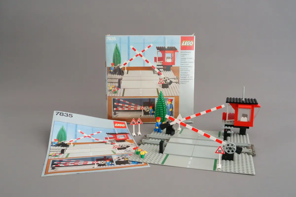 LEGO Trains 7835 Road Crossing set, image 3
