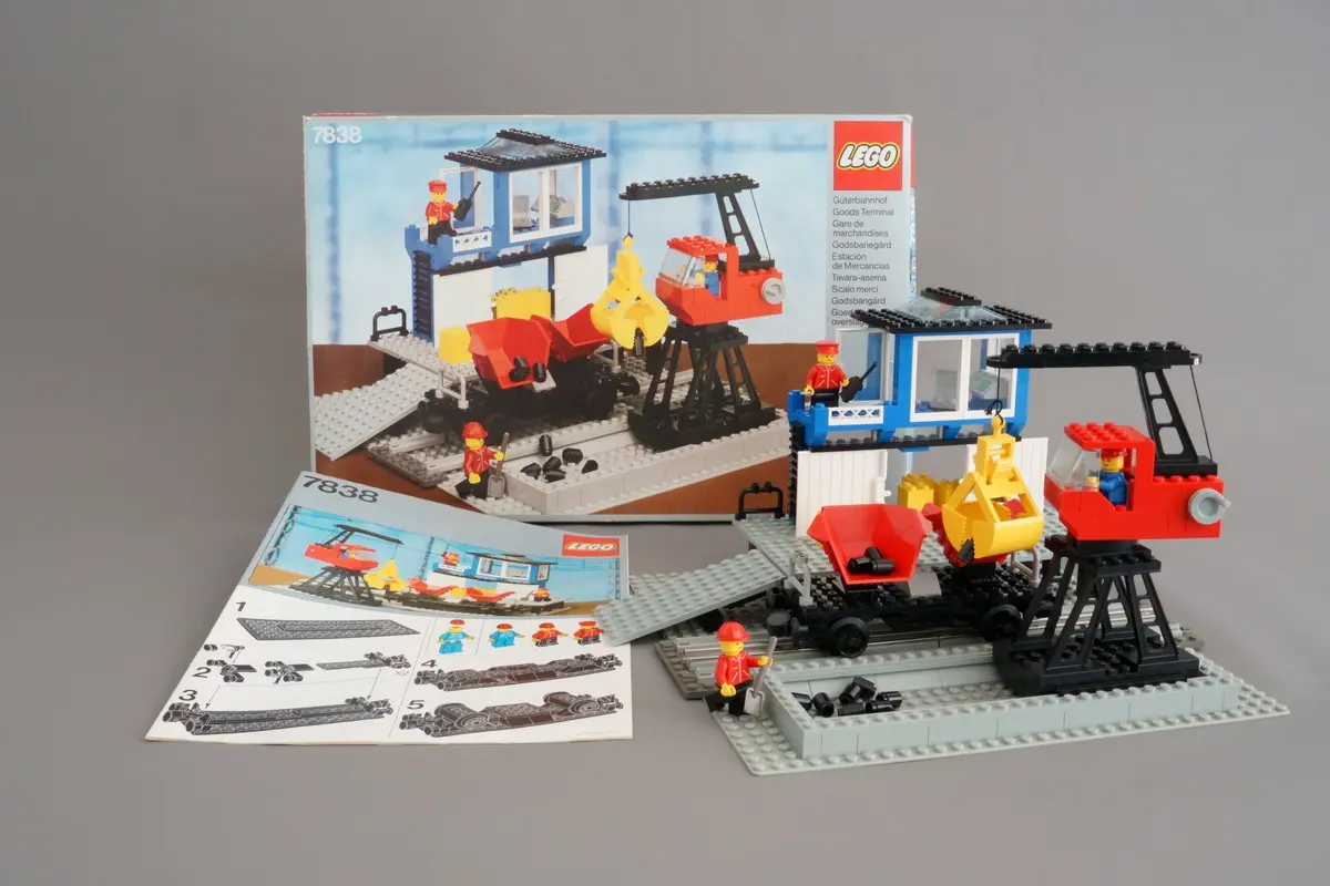 LEGO Trains 7838 Freight Loading Depot set, image 3