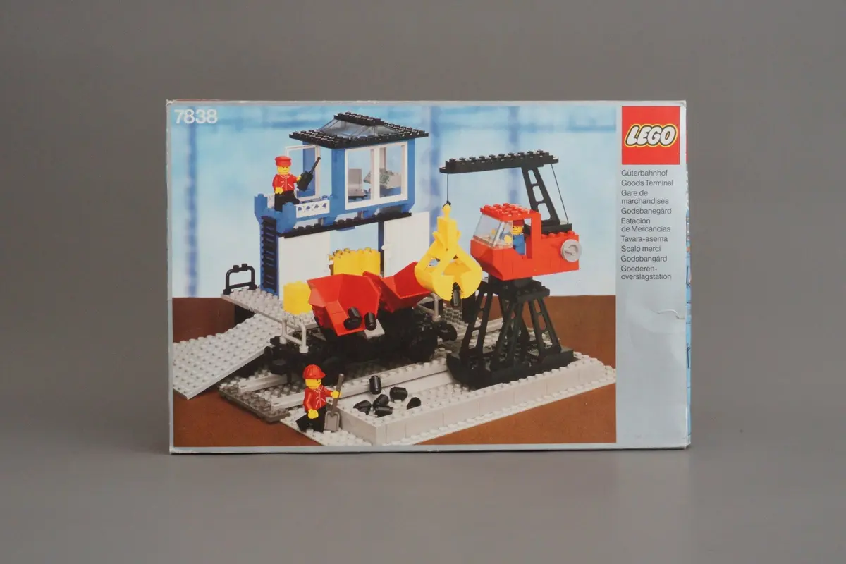 LEGO Trains 7838 Freight Loading Depot set, image 4