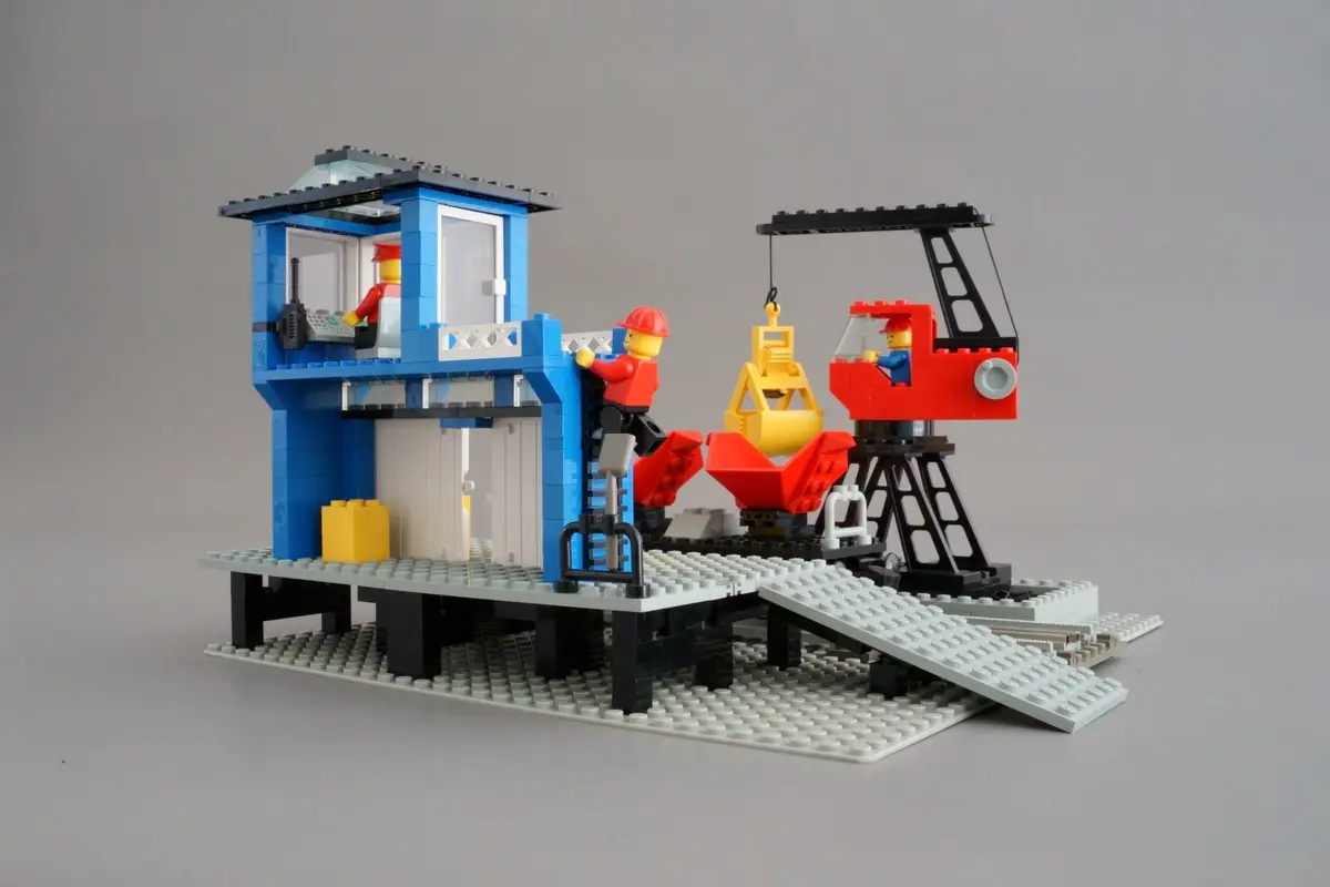 LEGO Trains 7838 Freight Loading Depot set, image 12