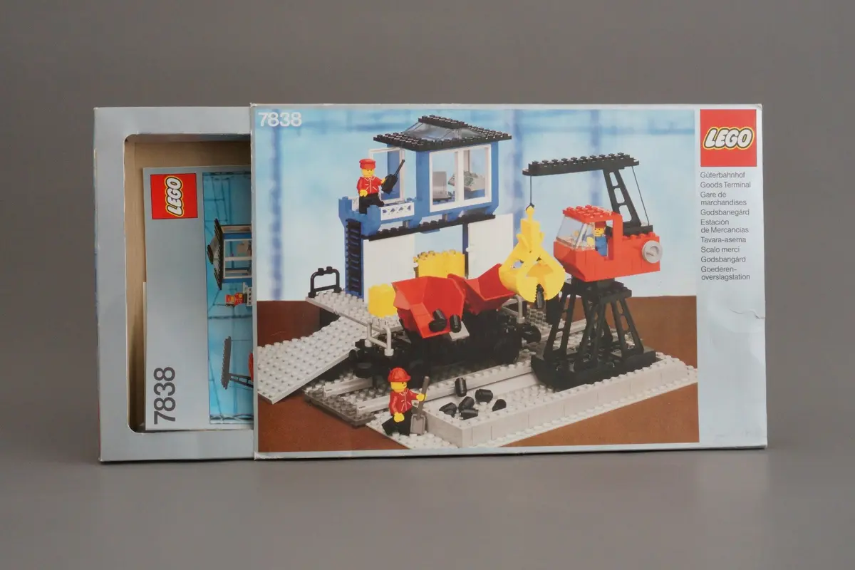 LEGO Trains 7838 Freight Loading Depot set, image 6