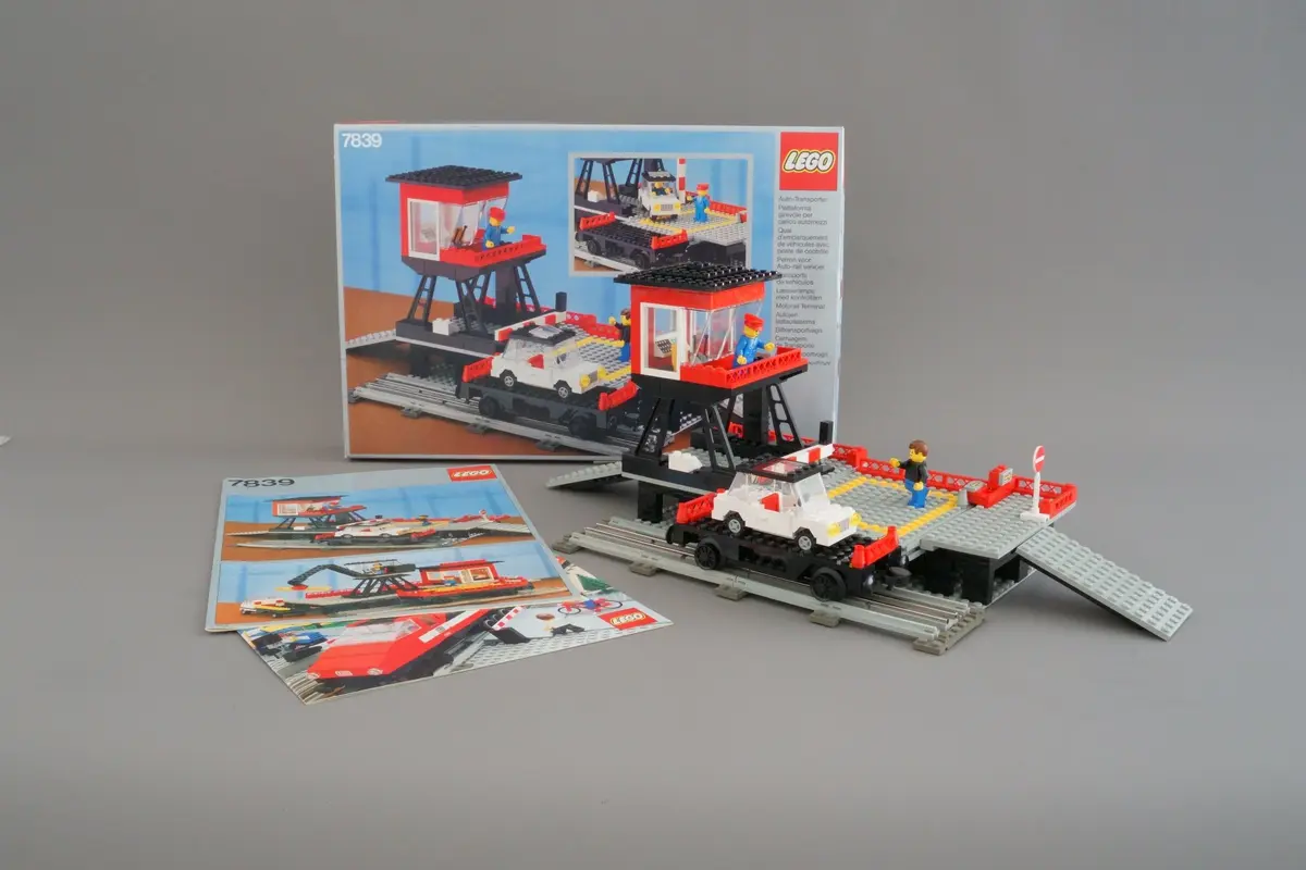 LEGO Trains 7839 Car Transport Depot set, image 4