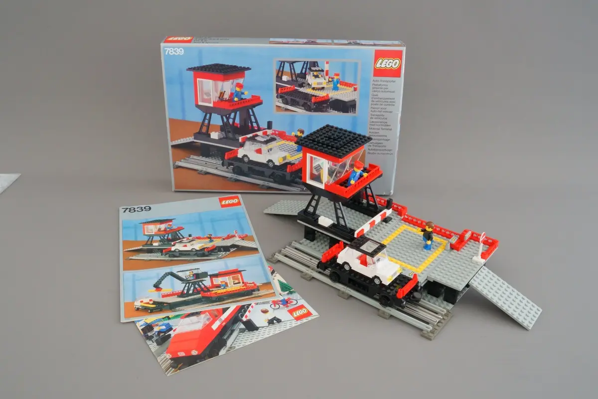 LEGO Trains 7839 Car Transport Depot set, image 3