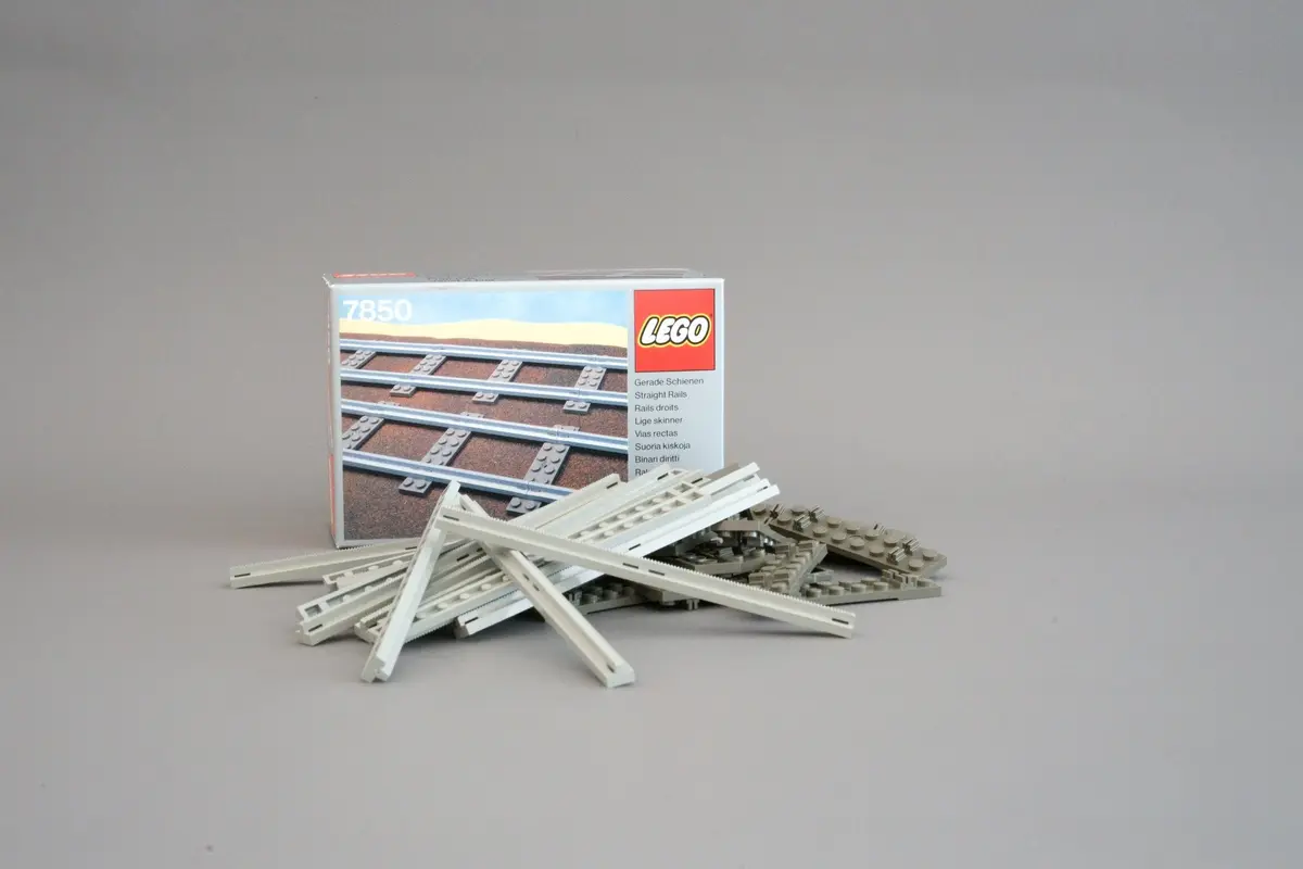 LEGO Trains 7850 8 Straight Rails Grey 4.5V set, image 6
