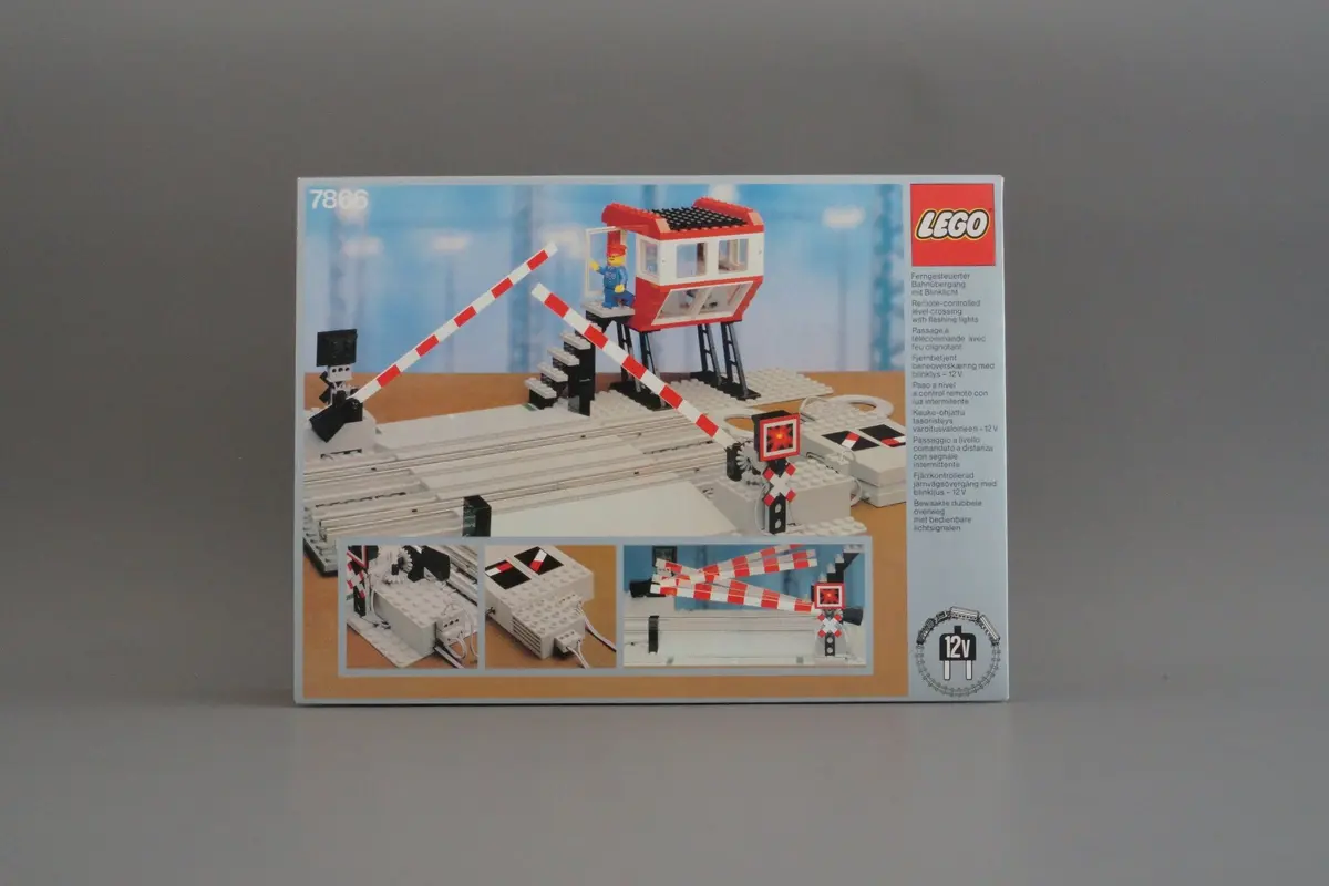 LEGO Trains 7866 Remote Controlled Road Crossing 12V set, image 4