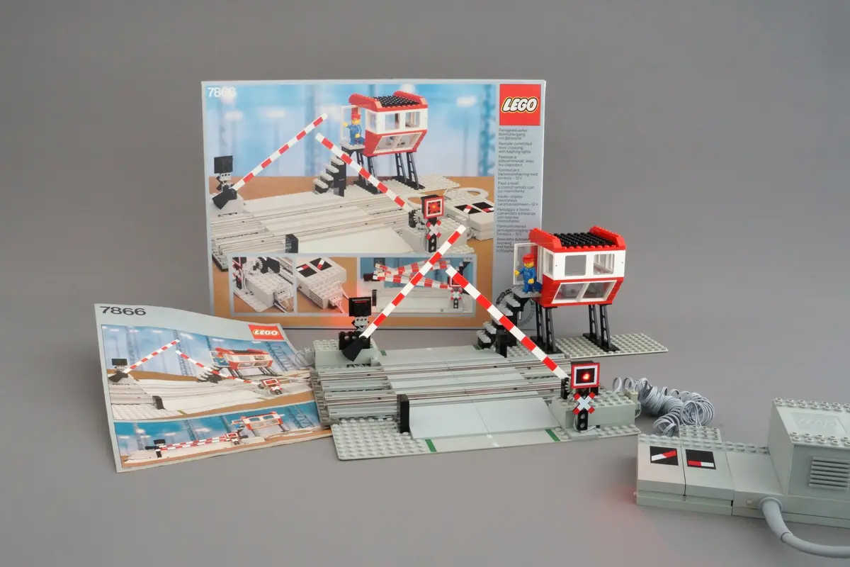LEGO Trains 7866 Remote Controlled Road Crossing 12V set, image 3