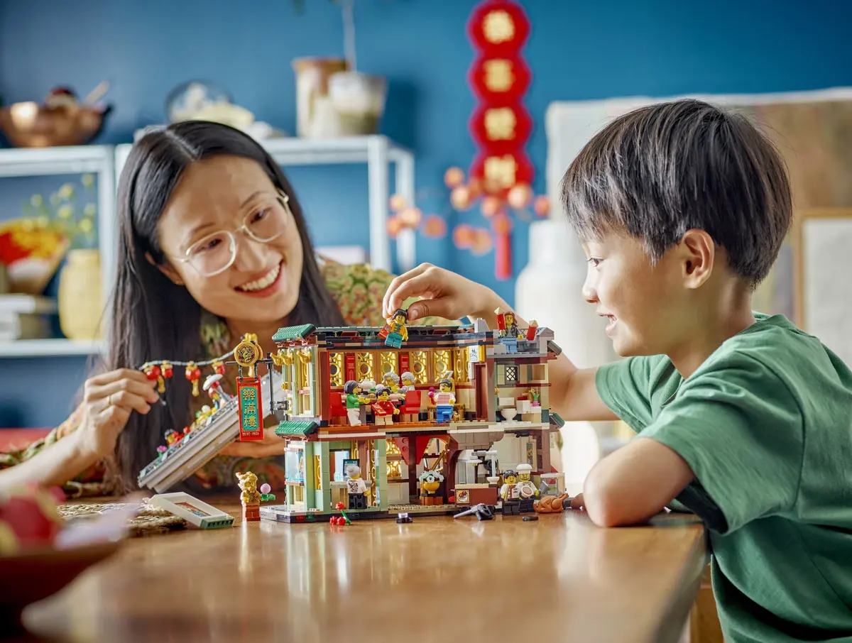 LEGO Seasonal 80113 Family Reunion Celebration set, image 8