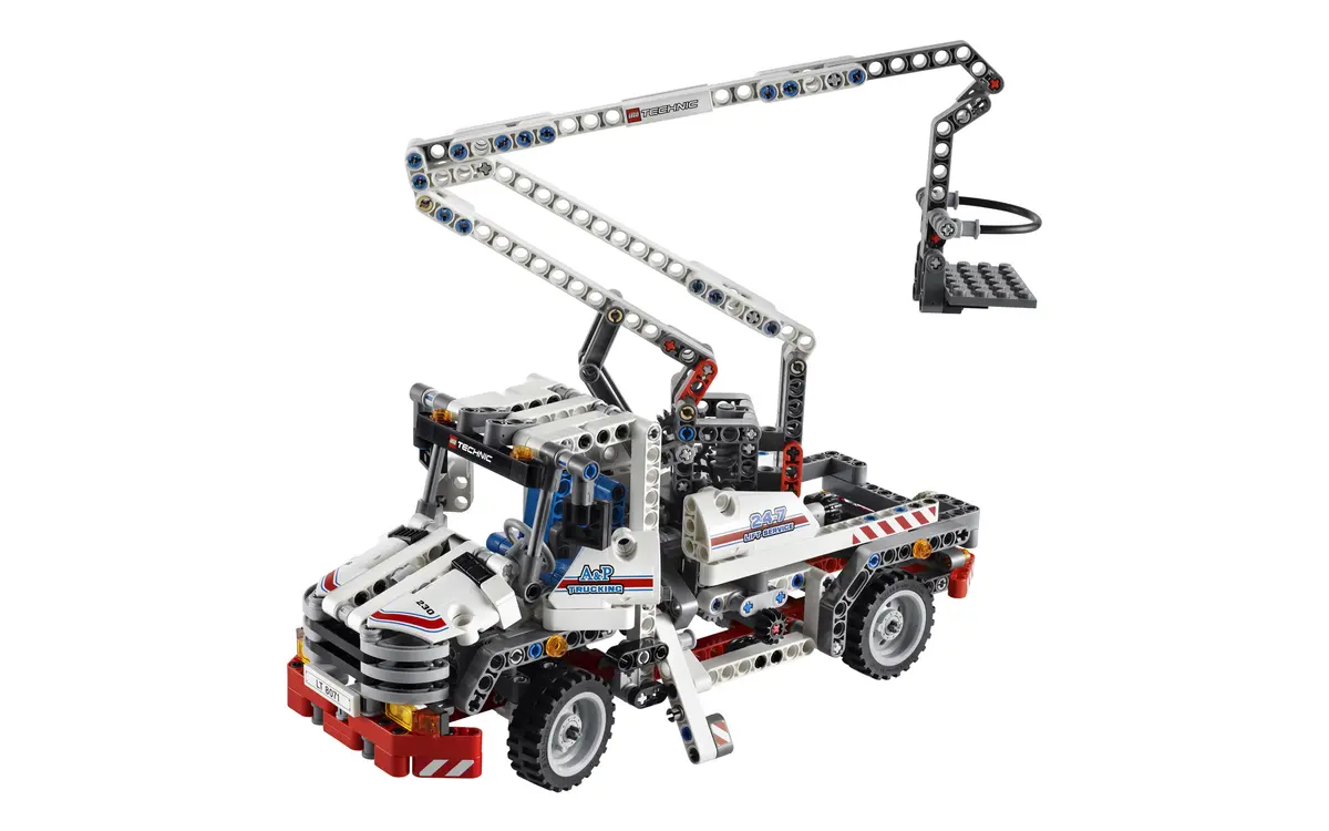 LEGO Technic 8071 Bucket Truck set, image 3