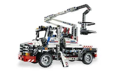 LEGO Technic 8071 Bucket Truck set, image 5