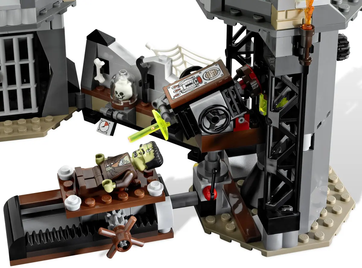 LEGO Monster Fighters 9466 The Crazy Scientist & His Monster set, image 4