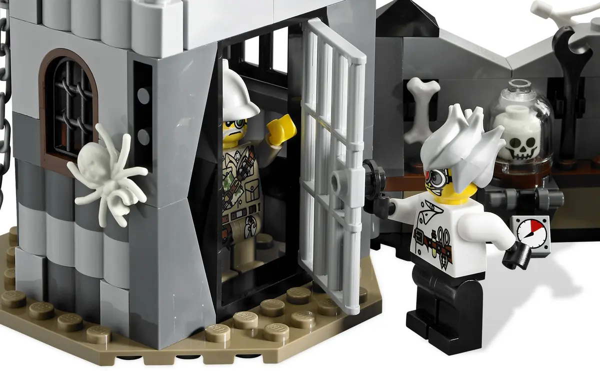 LEGO Monster Fighters 9466 The Crazy Scientist & His Monster set, image 5